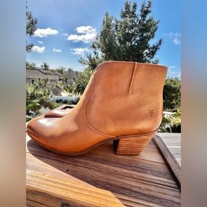 FRYE Whiskey Leather Side Zip Heels Jennifer Bootie Boots Size 9.5